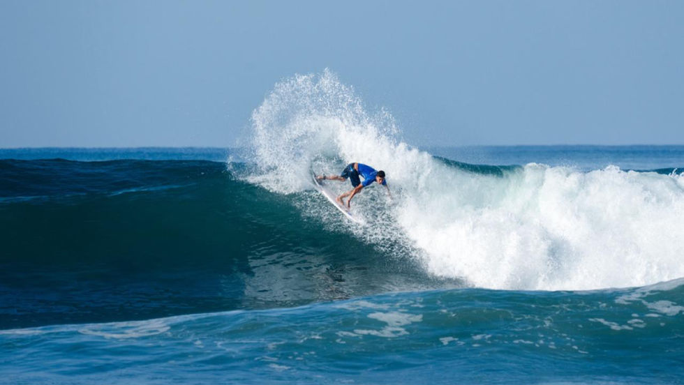 Prefeitura de Guarujá recebe surfistas contemplados pelo programa Bolsa Atleta