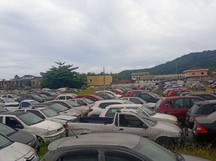 Ação da Prefeitura remove mais de 340 veículos abandonados de vias públicas em Guarujá.