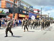 Desfile Cívico-Militar atrai multidão em Vicente de Carvalho com carros oficiais