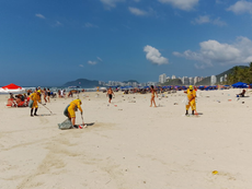 Mutirão de limpeza de Guarujá coleta 76 toneladas de lixo nas praias após Réveillon