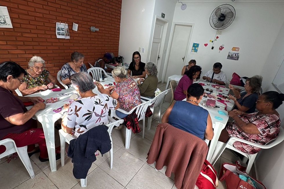 Oficina reuniu idosos em uma tarde de convivência, aprendizado e celebração fora do padrão