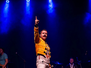 Espetáculo revive sucessos da banda Queen em Guarujá