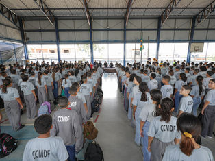 Diferença salarial pode chegar a R$ 1.000 entre monitor cívico-militar e professor; três escolas na Baixada adotam o formato