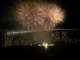Guarujá inicia 2025 com queima de fogos mais longa da região