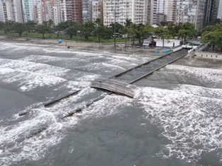 Maré alta cobre faixa de areia em Santos.