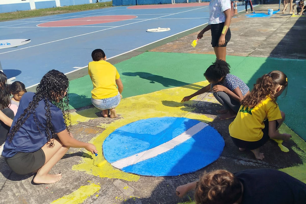 As crianças realizaram pintura alusiva à Seleção Brasileira no espaço onde funciona o projeto