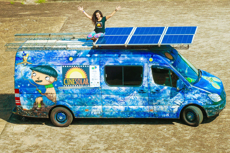 O primeiro cinema itinerante movido a energia solar do Brasil será montado na Praça 14 Bis, com apresentação a partir das 18h30, com entrada e pipoca de graça