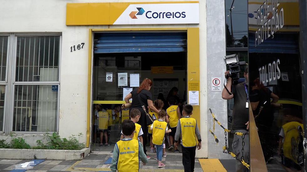Em passeio para os Correios da Enseada, os pequenos postaram as caixas, que foram destinadas a várias cidades do Brasil