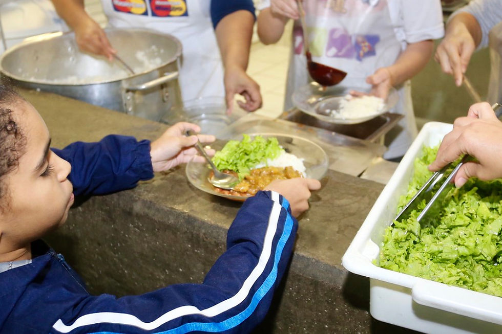 Alimentação escolar atende mais de 35 mil alunos, com cardápios adaptados desde o berçário até o Ensino Fundamental