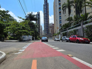 Guarujá promove melhorias na sinalização da Ciclofaixa das Galhetas com o objetivo de impedir o estacionamento irregular.