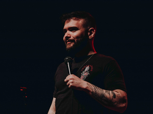 Stand-up com Tiago Santineli é atração neste sábado em Guarujá