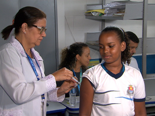 Prefeitura vacina 143 estudantes contra a dengue na E.M Lúcia Flora