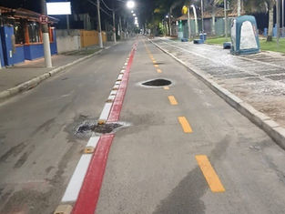 Prefeitura de Guarujá renova a sinalização da ciclofaixa na orla da Praia do Tombo.