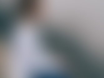 une femme qui respire assise sur une montagne