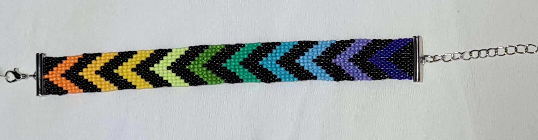 Miyuki Armband Chevron handgewebt – buntes Zickzack Perlenarmband in Regenbogenfarben mit silbernem Toggle-Verschluss