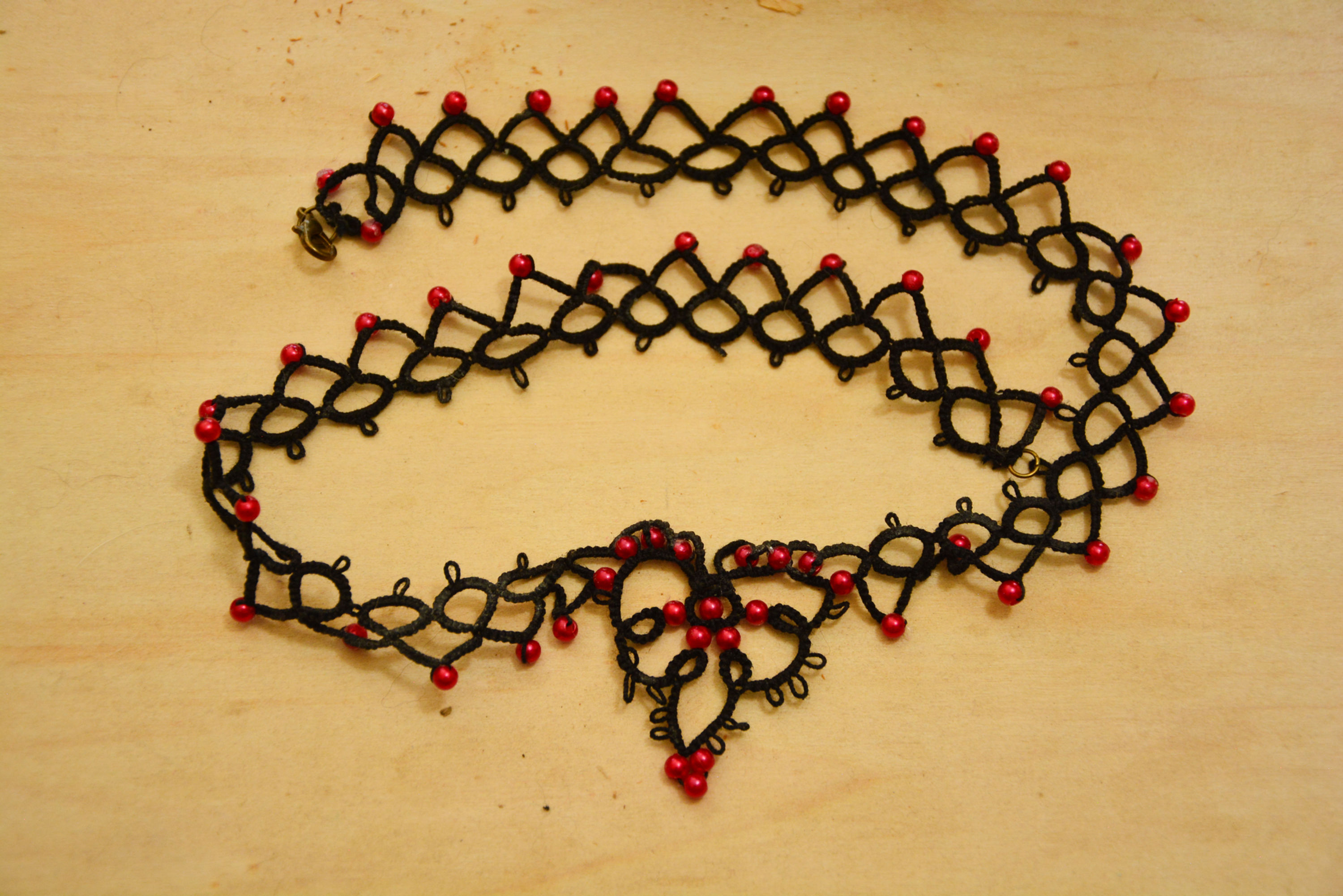 Halskette Occhi Knüpftechnik Choker handgefertigt nickelfrei – schwarze Spitze mit roten Perlen & Blattmotiv, 26cm