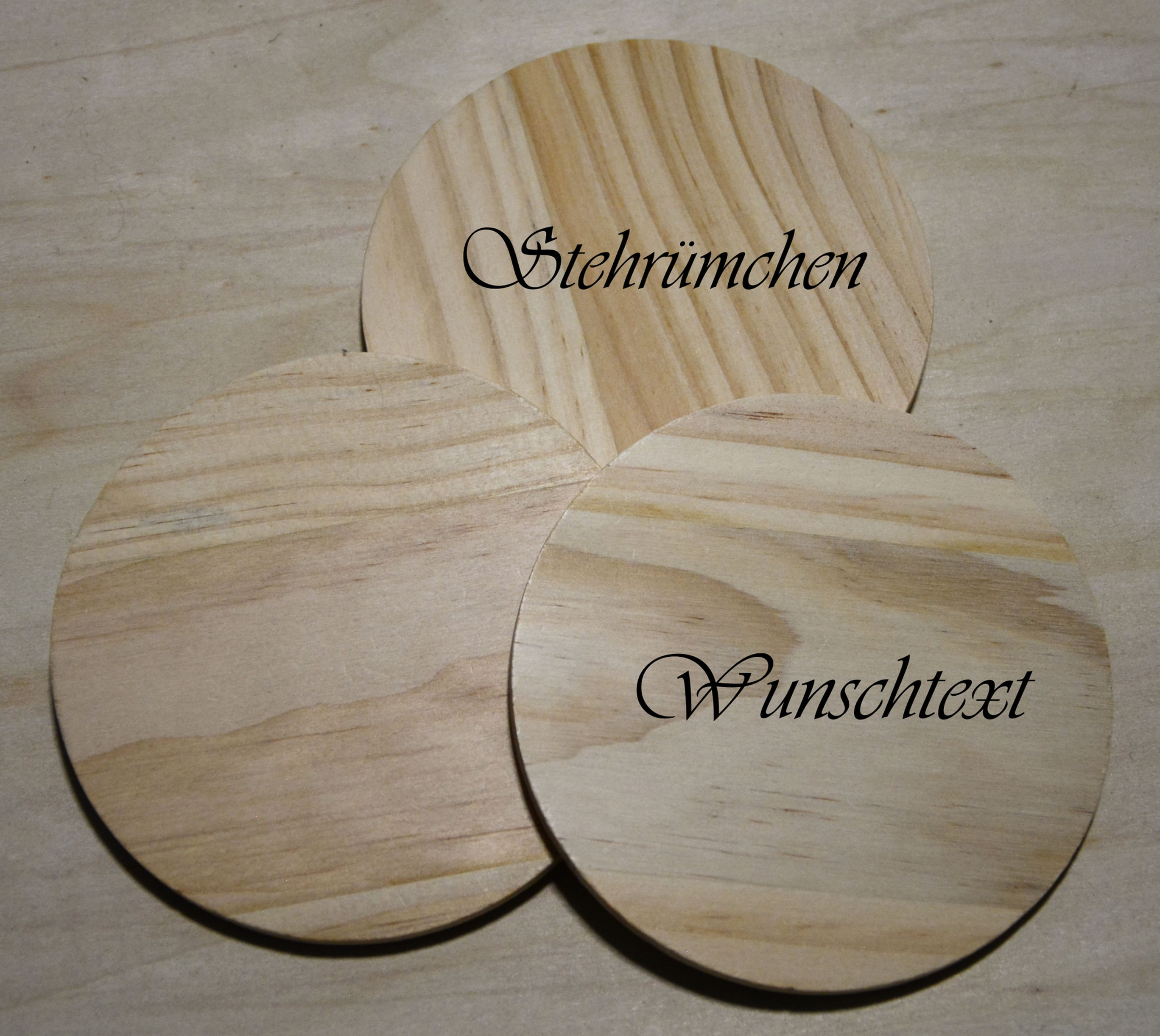 Holz Untersetzer personalisierbar mit Wunschtext graviert, 10cm, 4er Set, StehRümchen Österreich
