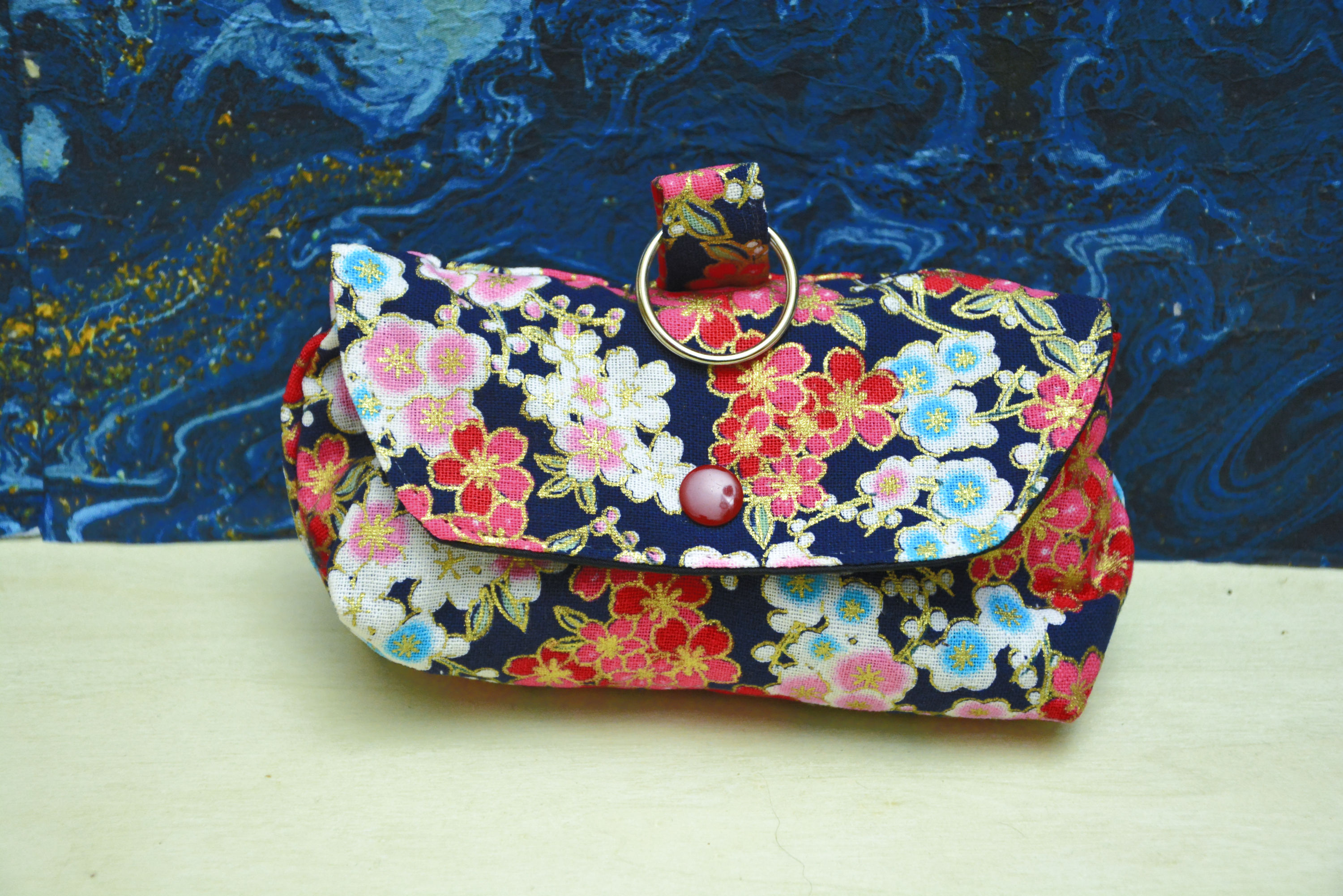 Kleine Tasche handgenäht dunkelblauer Japanstoff Blumen – als Bag-in-Bag Organizer oder Zubehörtasche, 9,90€