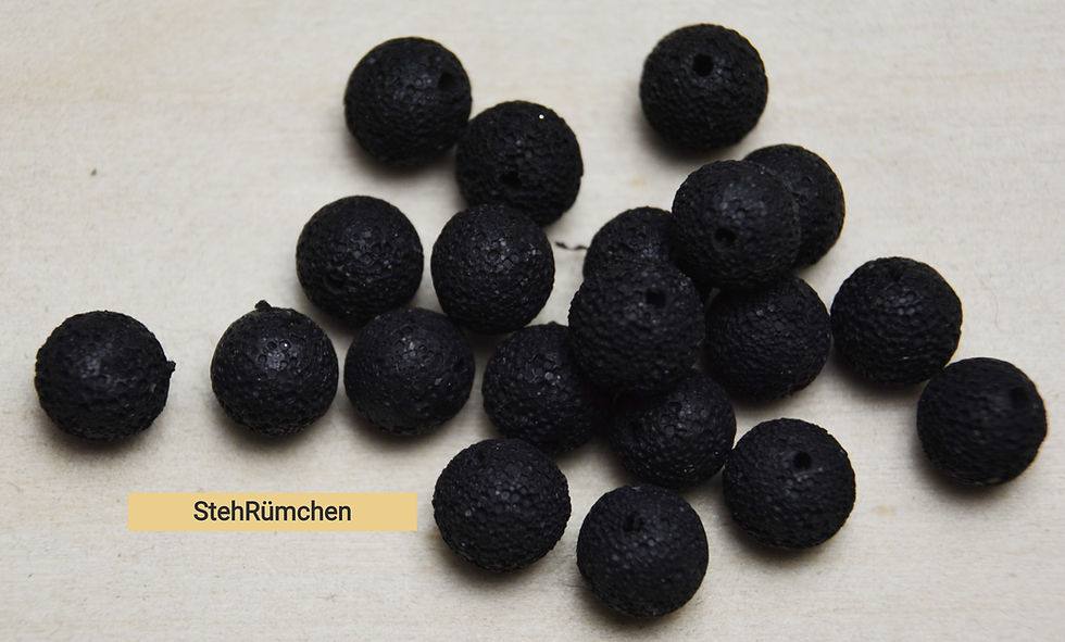 Schwarze Lavaperlen Naturstein 1cm rau 20 Stück auf hellem Untergrund