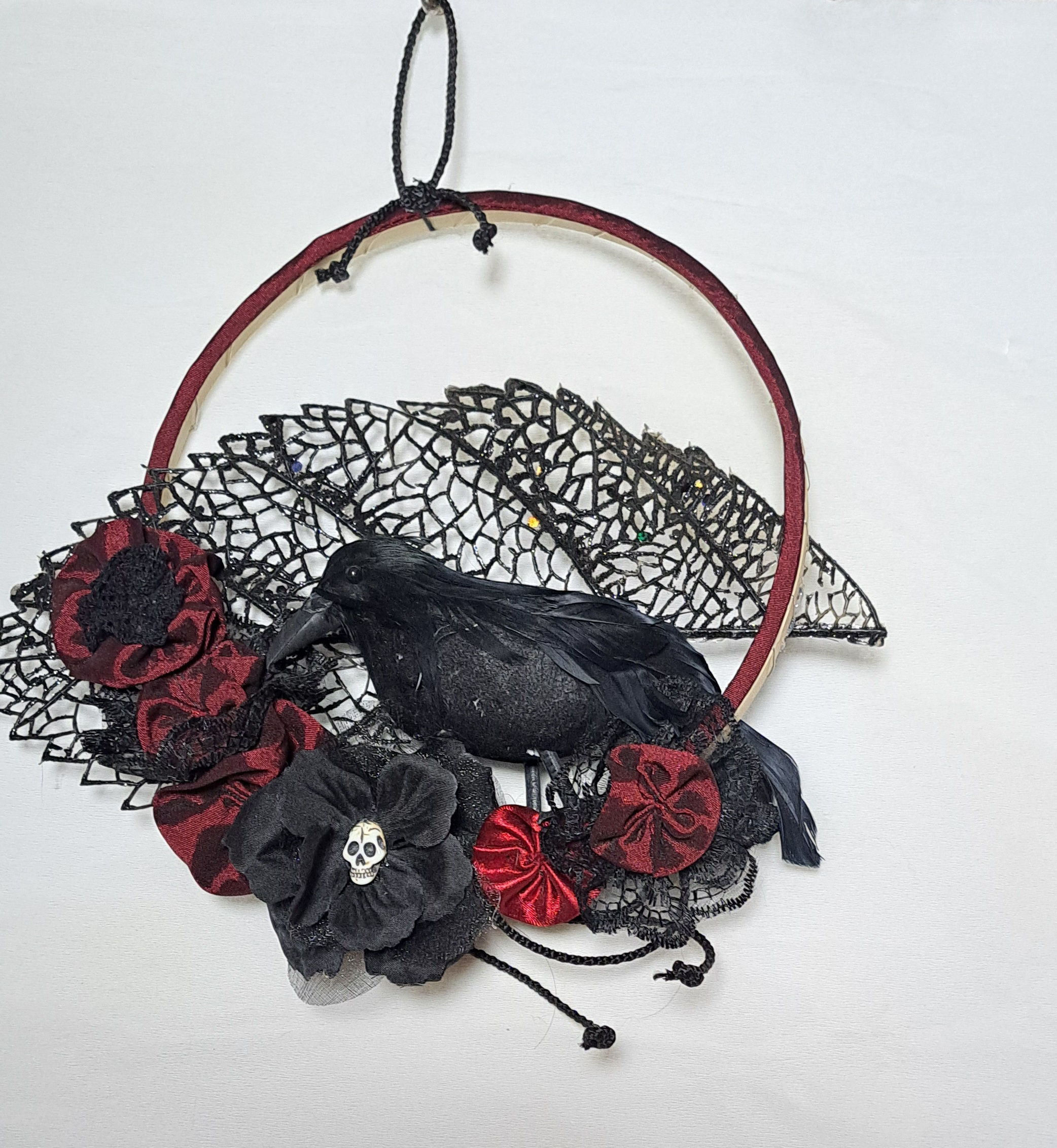 Handgefertigter Gothic Türkranz schwarz mit Rabe, Spitze, Stoffblumen und LED, Unikat aus Österreich, 20cm