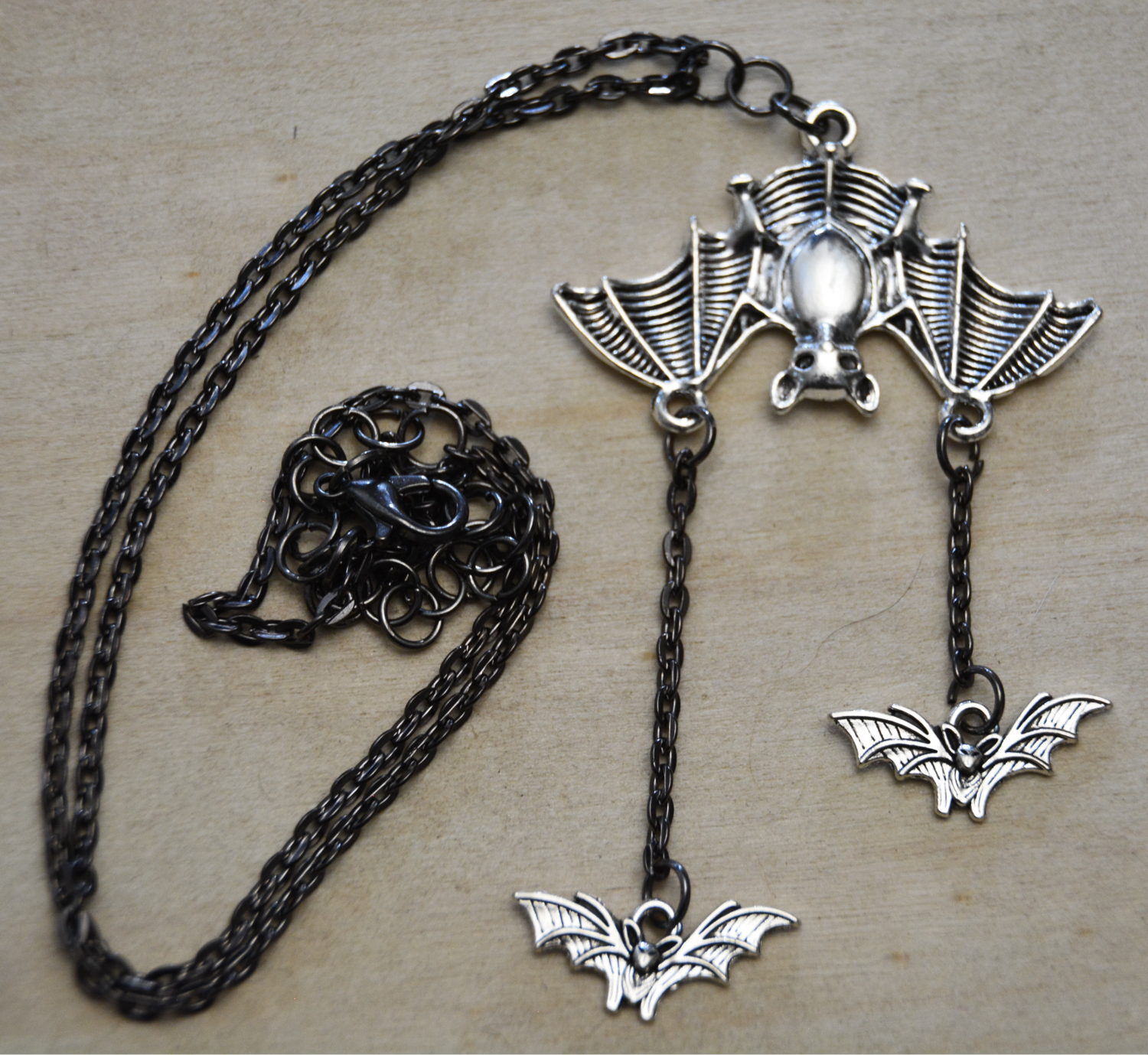 Handgemachte Fledermaus Halskette Gothic, schwarze Kette 40cm verstellbar, 3 Fledermaus Charms, nickelfrei & antiallergen, Ei