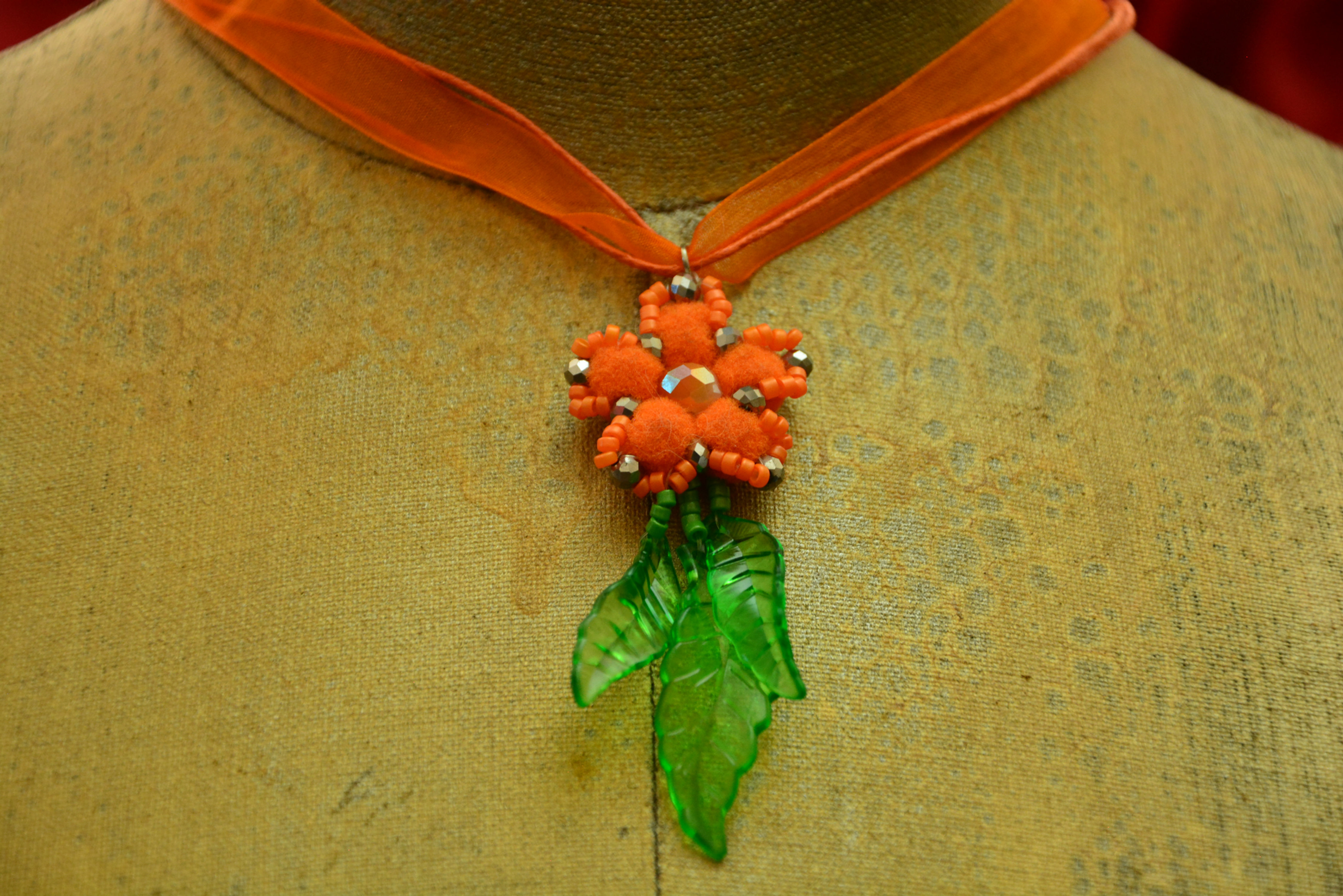 Handgemachte Halskette Blumenstrauß orange grün – Unikat aus Österreich, nickelfrei, 12,90€