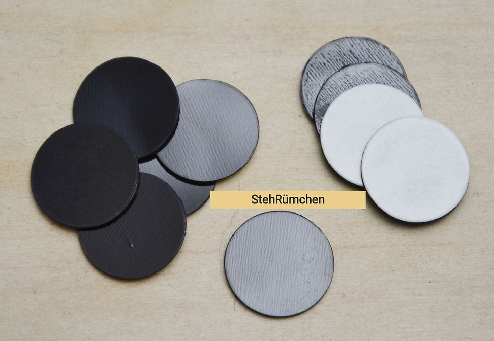 Selbstklebende runde Klebemagnete 2cm schwarz und weiß 10 Stück auf hellem Untergrund