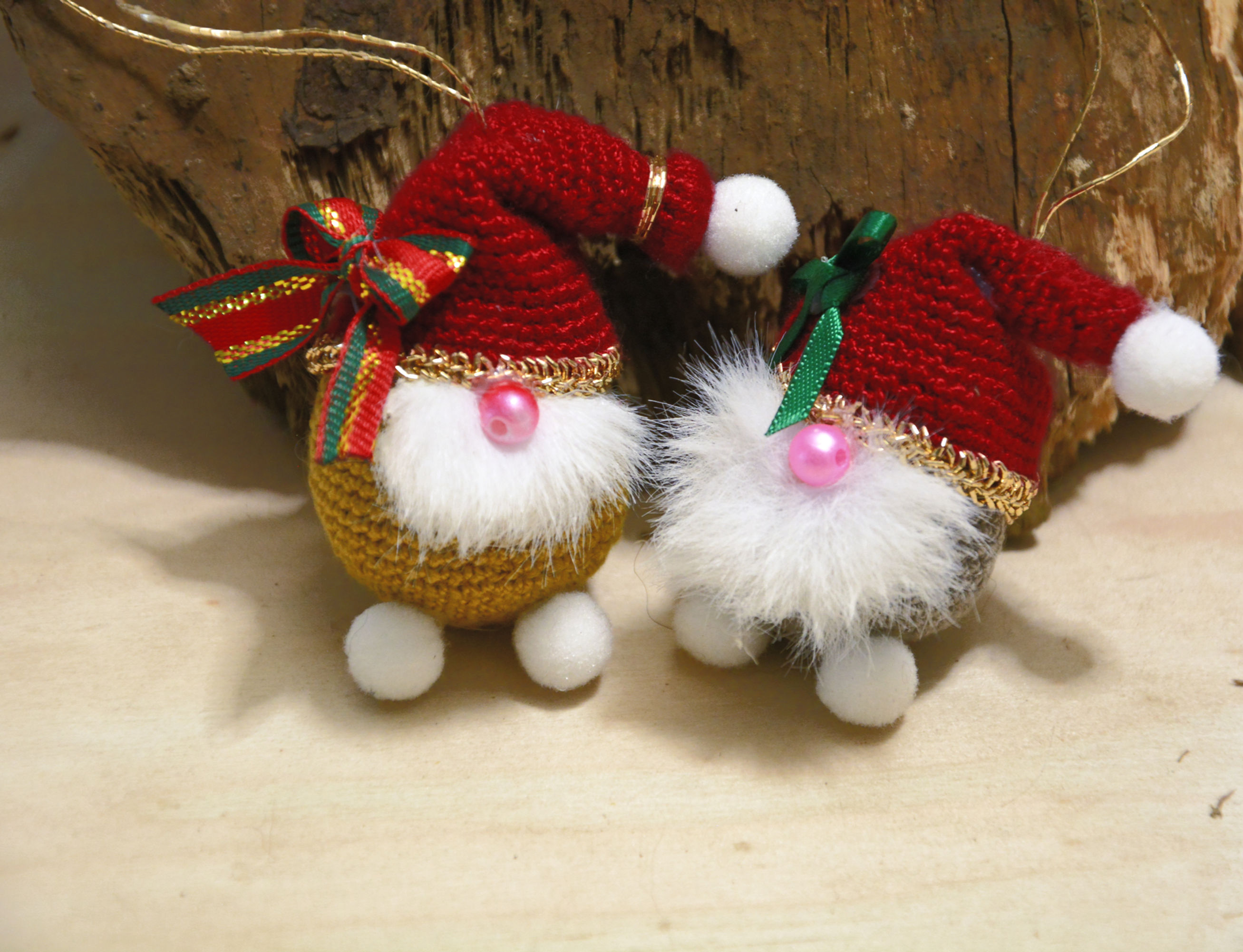 Amigurumi Wichtel gehäkelt handgefertigt Weihnachtsdeko – roter Häkelmütze, weißer Bart, Pompon-Füßchen, 6cm