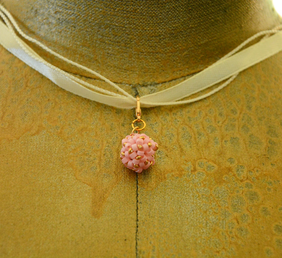 Seed Beads Kugel Anhänger rosa gold auf cremefarbenem Organzaband – passendes Set Unikat