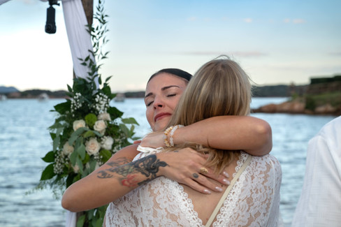 La mariée embrasse sa maman