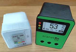 links im Bild Aranet Radon Plus rechts im Bild das Aranet Radon one in der grünen Variante
Die Geräte zeigen jeweils den 30 Tages Durchschnitt des Radonwertes