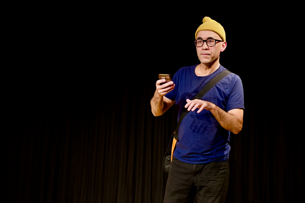 Simon Chen mit "Er will nur spielen"