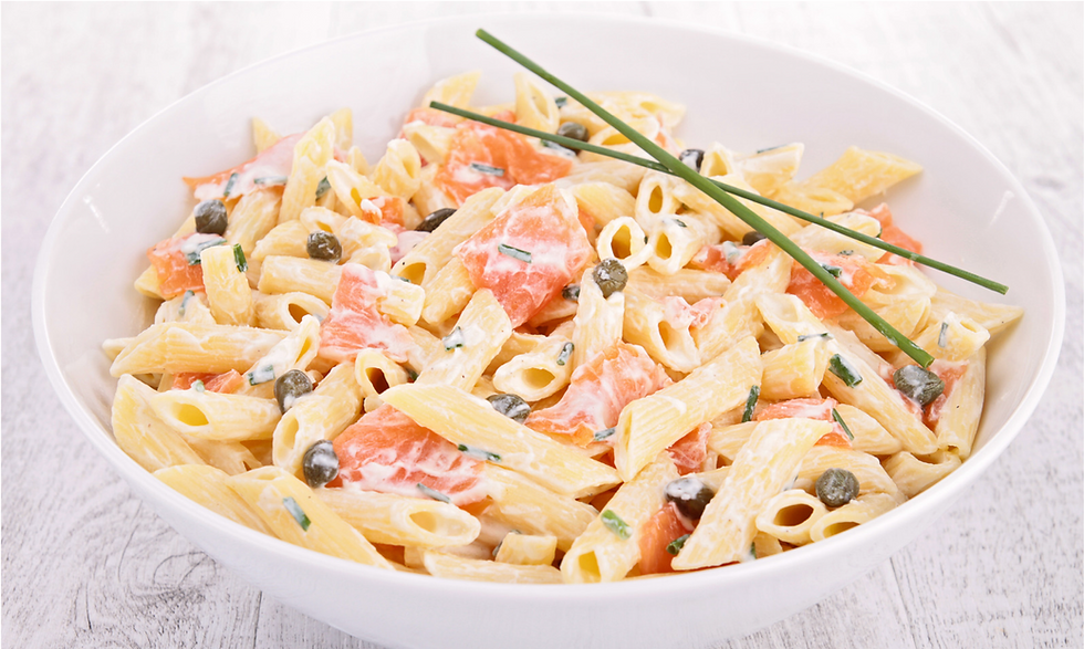 Vegane Lachs-Sahne Sauce mit Pasta in einer weißen Schüssel