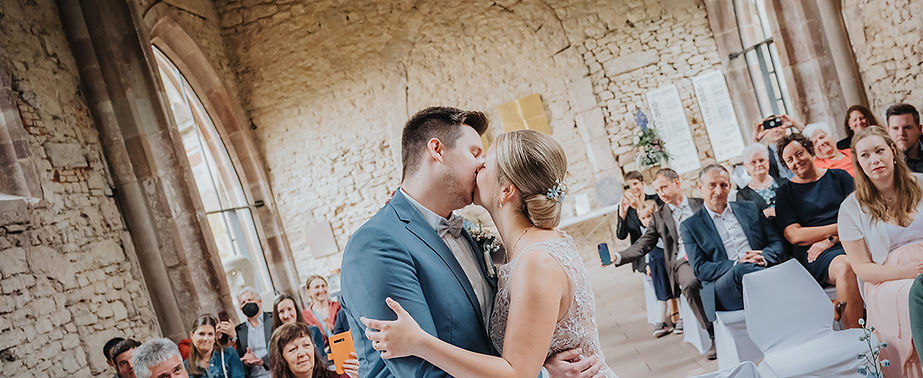 Hochzeitskuss_Standesamt_Hochzeitsfotografin_Hochzeitsbild_Saarland_Saarbrücken_Hochzeitsr