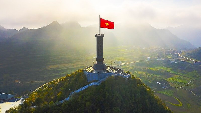 destinations-you-cannot-miss-lung-cu-flag-tower