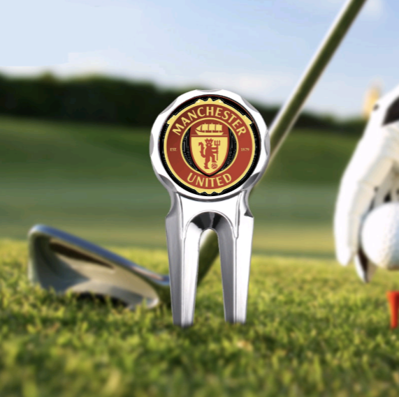MANCHESTER UNITED FC MAGNETIC GOLF PITCH REPAIRER/ DIVOT TOOL