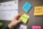 Workshop - Hand hält gelben Post It Begeisterung