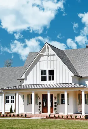 modern-farmhouse-hardie-panel-trim-battens-hardie-plank-arctic-white.webp