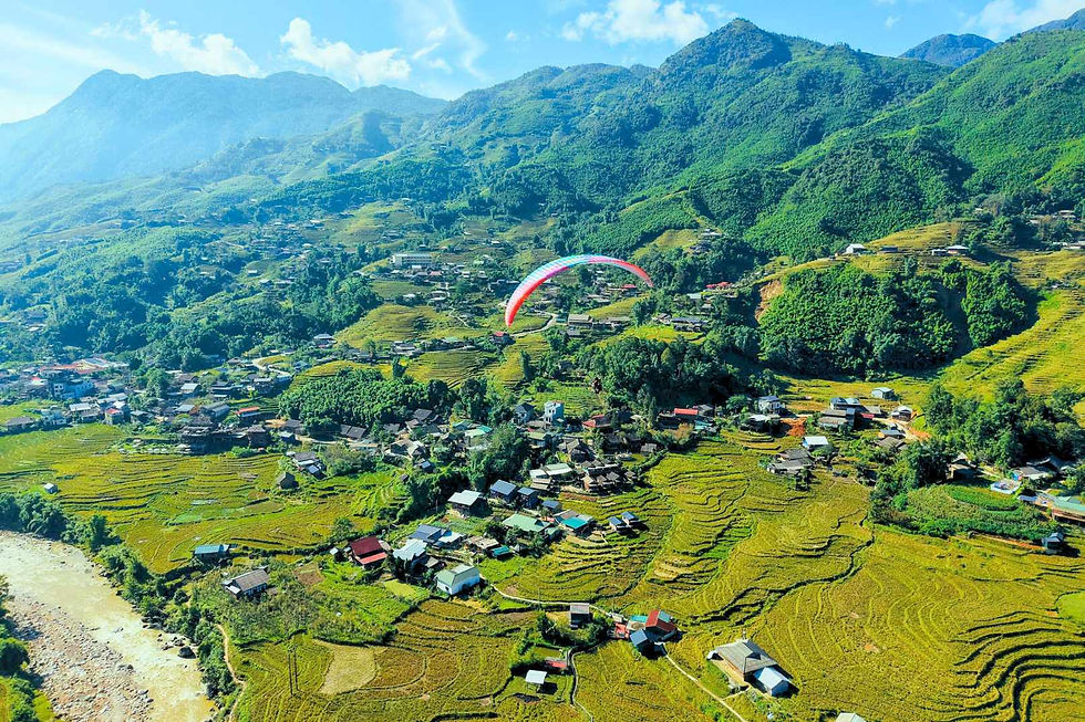Dù lượn ở thung lũng Mường Hoa. Ảnh: FlySapa