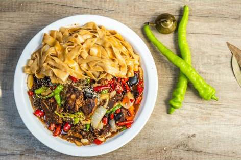 Braised beef short ribs with noodles image