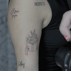 Tatuajes | Tatuajes lineales | Tattoo | Fineline tattoos | Tatuajes minimalistas | Tatuajes medianos | Tatuajes grandes | Tatuajes con color | Diseños personalizados | Linea fina | Blackwork | Black and grey tattoo | Dot tattoo | Minimalismo