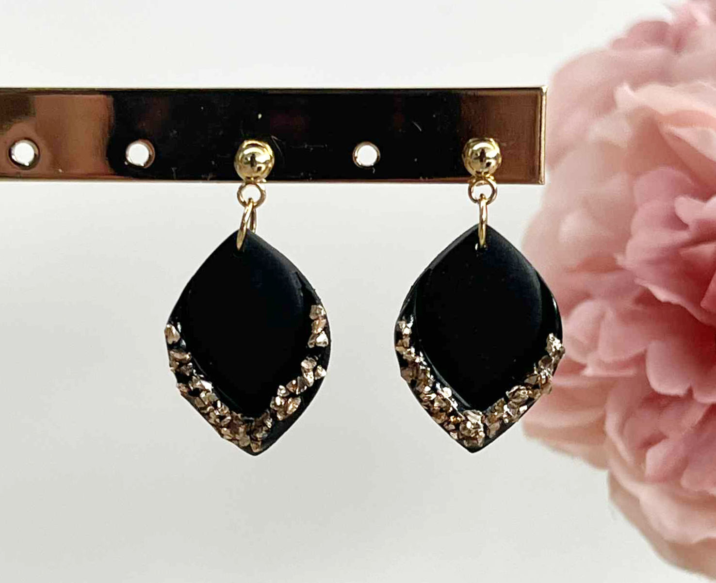 élise zwart met gouden steentjes