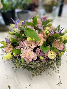 nest aus gräser mit sommerflor