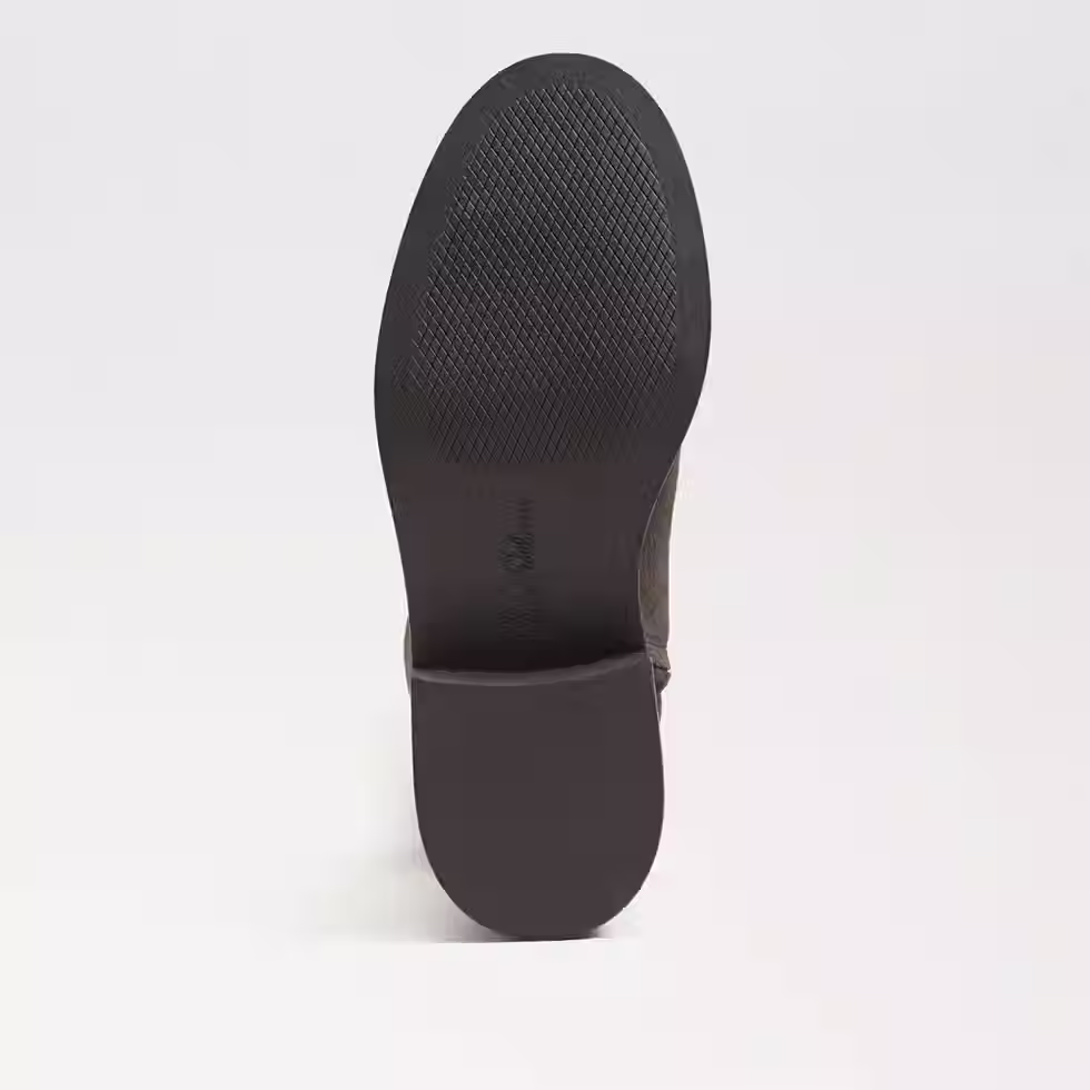 סוליית מגפי MILLA של Sam Edelman – מבט מלמטה