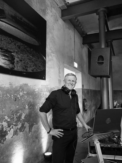 Event DJ Tom Bond in Schwarz-Weiß – professioneller DJ für Feiern in Augsburg“