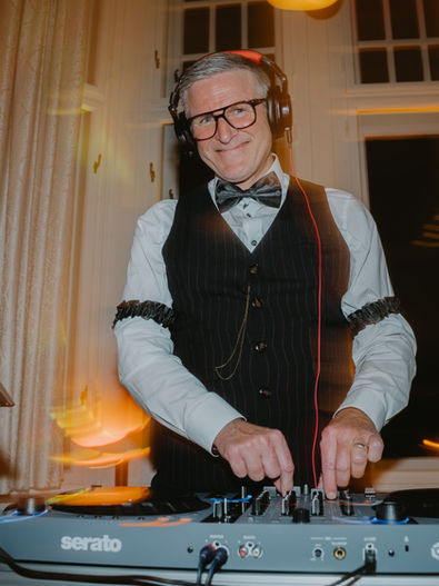 DJ Tom Bond im eleganten Gatsby-Outfit – Premium Event DJ Bayern“