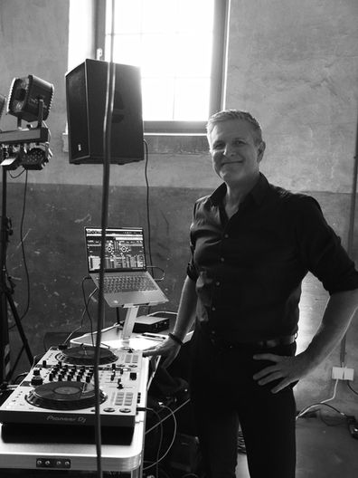 DJ Tom Bond am DJ-Setup mit Licht- und Soundtechnik bei Event in Augsburg