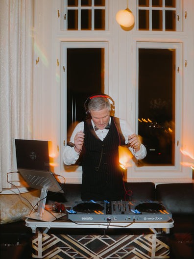 DJ Tom Bond beim Live-Set im Gatsby-Stil – Event DJ Augsburg Bayern