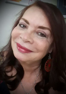 ​Vice-Presidente e Embaixadora Cultural da Academia Pan-americana de Letras e Artes do Rio de Janeiro - APALA RJ; Acadêmica da ALARJ - Academia de Letras e Artes do Rio de Janeiro; Acadêmica Correspondente do Núcleo de Literatura y Artes de Buenos Aires; Membro do Cercle Universel de Embassadeurs de la Paix (Suíça/França). 

Professora de Línguas Portuguesa e Espanhola; Literaturas Brasileira, Portuguesa, Espanhola e Hispano-americana. 

Formação: UFRJ, UERJ, UFF, FAHUPE, UIMP (Universidade Internacional Menéndez Pelayo)/Santander/Espanha (Master em Metodologia do Ensino). 

Autora do primeiro livro didático de Língua Espanhola, publicado pelo SENAC/RJ para o Curso de Hotelaria, Turismo e Língua Espanhola). Autora de livros infantis e infantojuvenis, poesia, novelas literárias e livros didáticos; Cronista da Revista litetária da antiga Ed.Matarazzo/São Paulo. 

Lecionou como Professora de Espanhol em escolas municipais das prefeituras: Maricá - Ensino Medio; Rio de Janeiro - PEJA e 9.° ano do Fundamental; SESC, SESI, FAETEC; Colégio Baptista de Maricá; Colégio Magdalena Marillac; Colégio de Aplicação Santa Úrsula; Universidade Estácio de Sá; Instituto Brasileiro de Cultura Hispanoamericana/Rio de Janeiro. 

Coreógrafa e dançarina solista, com inúmeras apresentações nacionais e internacionais
. 
Libretista e compositora da ópera Planeta Umbanda e do oratório musical O Senhor da Luz, em coautoria com Newton Nazareth.  