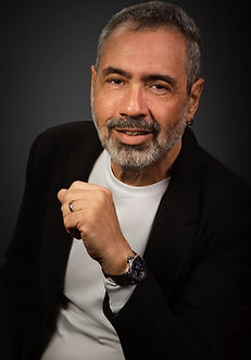 Amitrano (Frederico Amitrano) é Psicanalista pela Associação Nacional de Psicanálise Clínica e atualmente é presidente da Escola de Cultura e Tratamento Analítico (Escuta).
Tem uma carreira consolidada na clínica e na docência psicanalítica. Manifesta também os conteúdos inconscientes através da arte, pois é poeta, compositor e cantor, e sua obra está em todas as plataformas digitais. É, inclusive, autor do Hino da Psicanálise.
Imortal da Academia Pan-Americana de Letras e Artes, onde ocupa a cadeira de número 48, cujo patrono é Pablo Neruda. Por entender que a arte é uma explosão do inconsciente, produziu livros sobre Psicanálise, poesia, contos (inclusive infantis) e peças teatrais. Foi vencedor do troféu Arte em Movimento em 2022.
A Ciência dos Restos
O que é a Psicanálise? Que tipo de ciência, ela é? Há várias tentativas de denominá-la. O autor a denomina de forma poética como a ciência dos restos porque é exatamente isso que é trazido numa sessão: restos! Restos dos fatos, dos sonhos, dos traumas, etc. Enfim, trazemos o que lembramos do que sobrou.
Poesia Livre
A cada página, o autor nos convida a um mergulho intenso na sensibilidade humana, explorando temas universais de maneira única e surpreendente. Poesia Livre é mais do que um livro de poemas — é um convite à reflexão, ao encontro consigo mesmo e às múltiplas formas de sentir o mundo.
Referências
www.amitrano.com.br